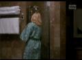 Amy Lindsay blonde qui prend une douche 